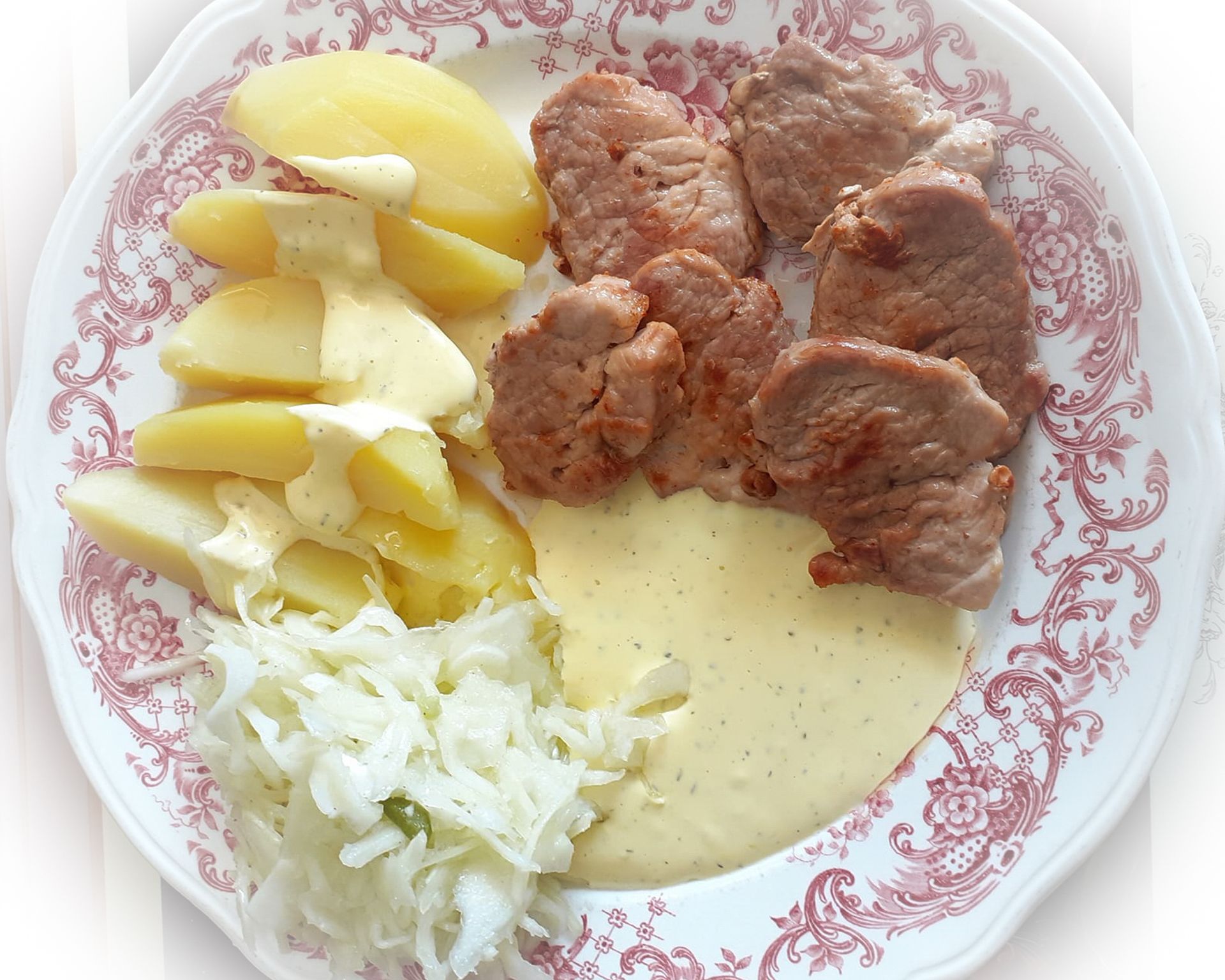 Kúsky bravčového mäsa s varenými zemiakmi a omáčkou