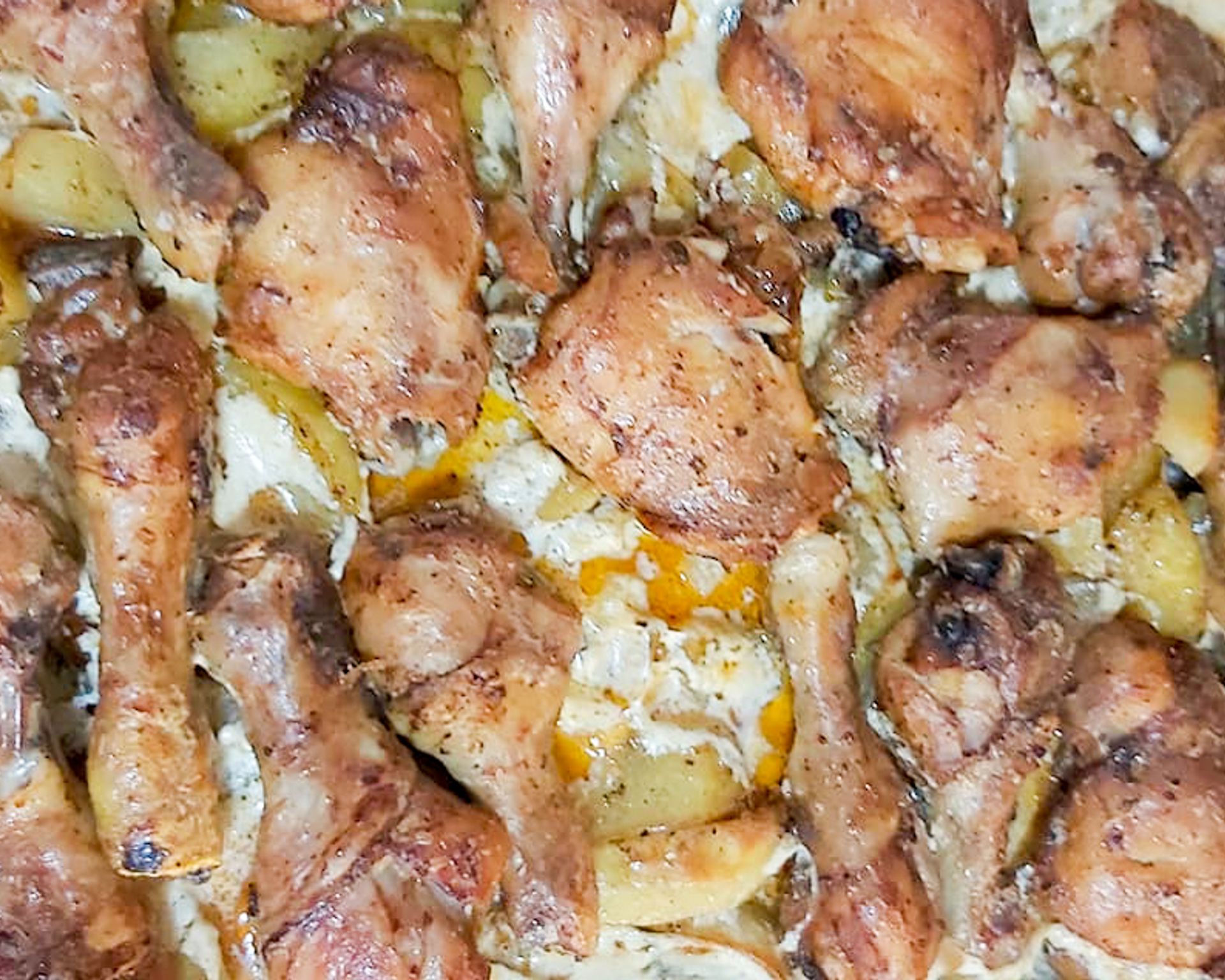 Recept na kuracie nohy upečené so zemiakmi a zaliate so smotanou, šťavnaté kura