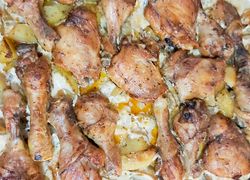 Recept na kuracie nohy upečené so zemiakmi a zaliate so smotanou, šťavnaté kura