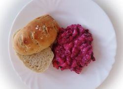 Recept na vajcovo-cviklový šalát s čerstvým pečivom