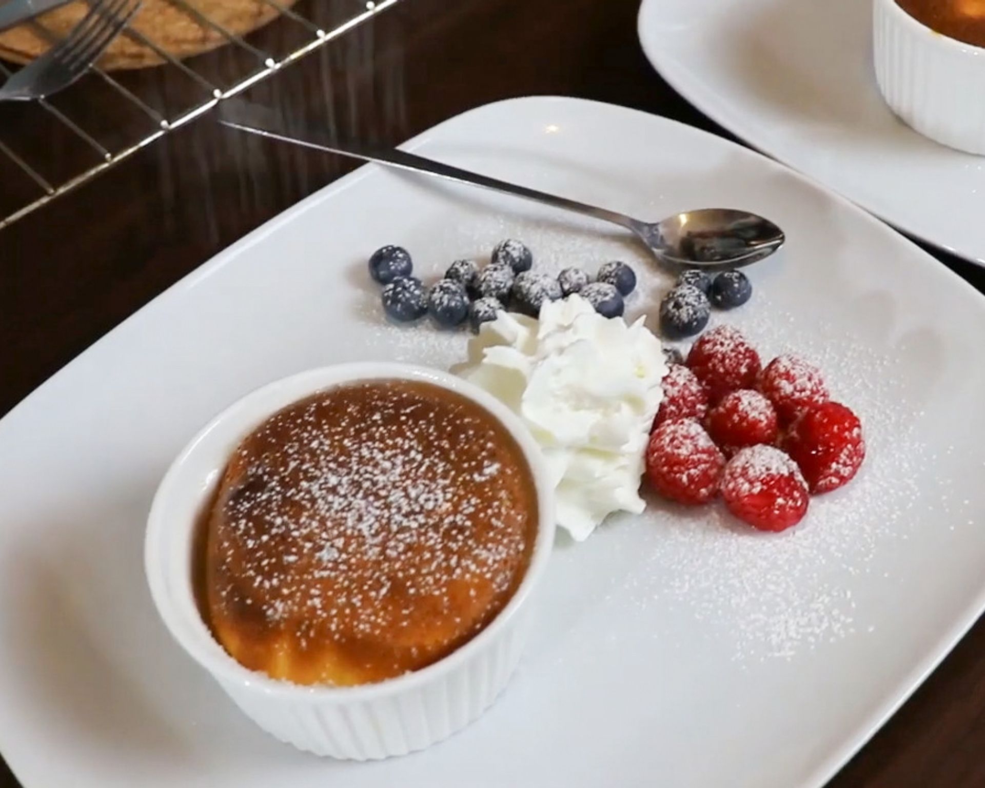 Francúzska špecialita - soufflé vo formičke, kopček šľahačky, pocukrované maliny a čučoriedky