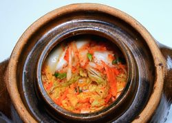 Recept na tradičné kimči - z kvasenej zeleniny a kreviet v súdku