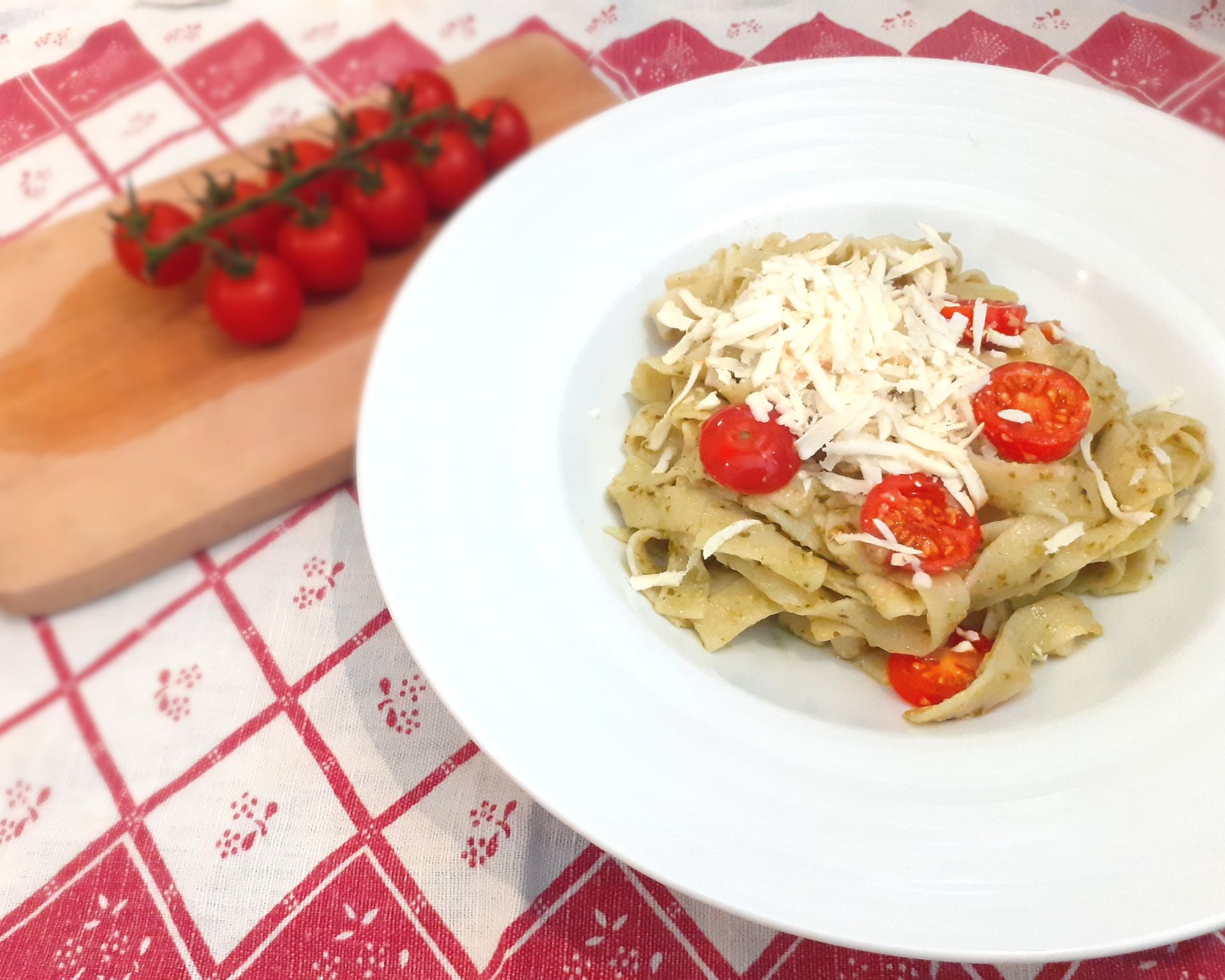 Bazalkové pesto na cestovinách so cherry paradajkami a strúhaný syr