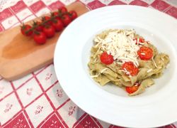 Bazalkové pesto na cestovinách so cherry paradajkami a strúhaný syr