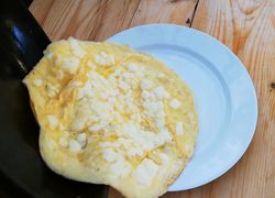 Nadýchaná omeleta z vajíčok a syra