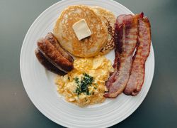Recept - slanina, lievance, maslo, vajíčka, klobáska na tanieri