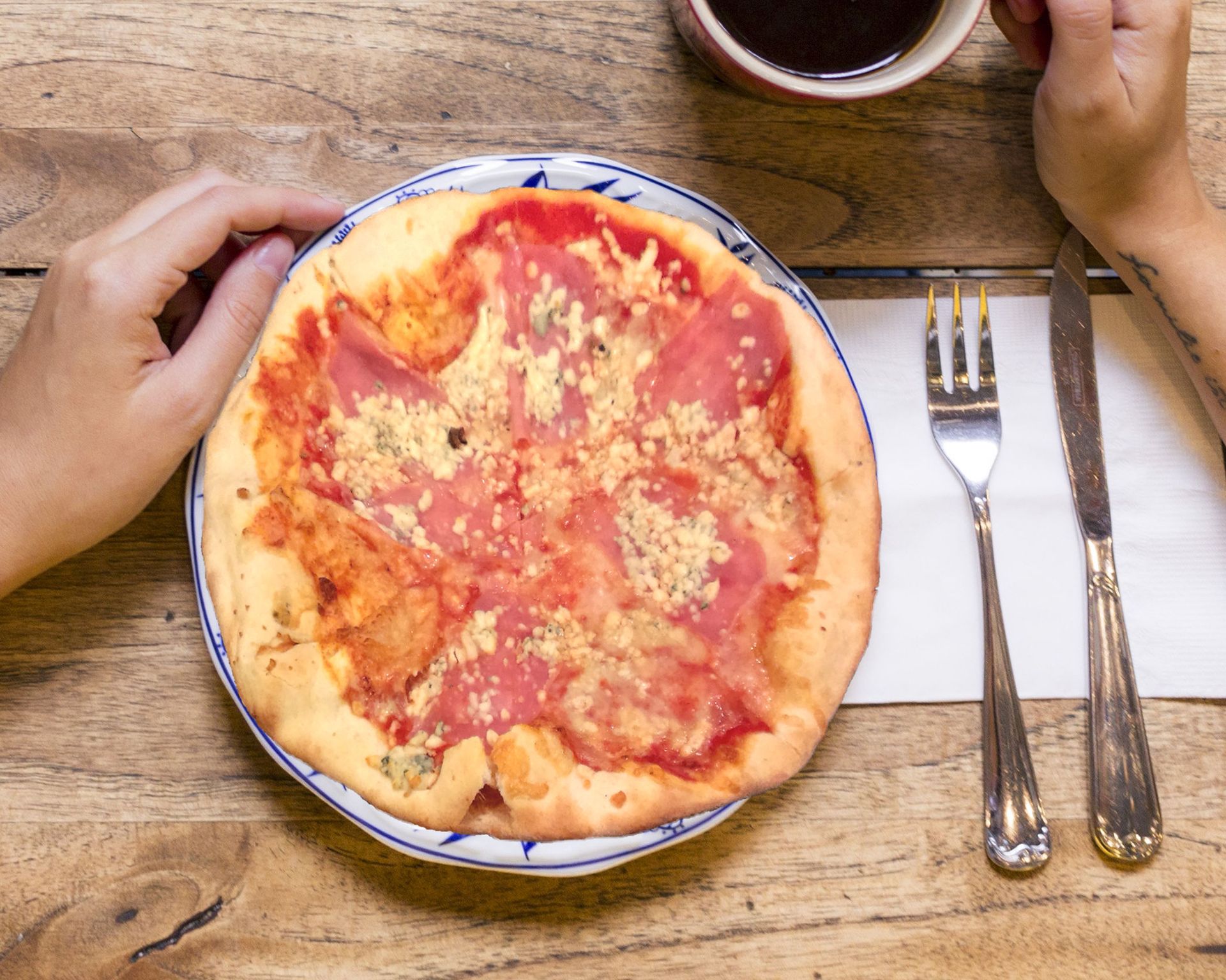 Syr, slanina a šunka na pizzi s paradajkovým základom