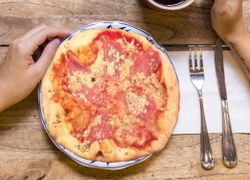Syr, slanina a šunka na pizzi s paradajkovým základom