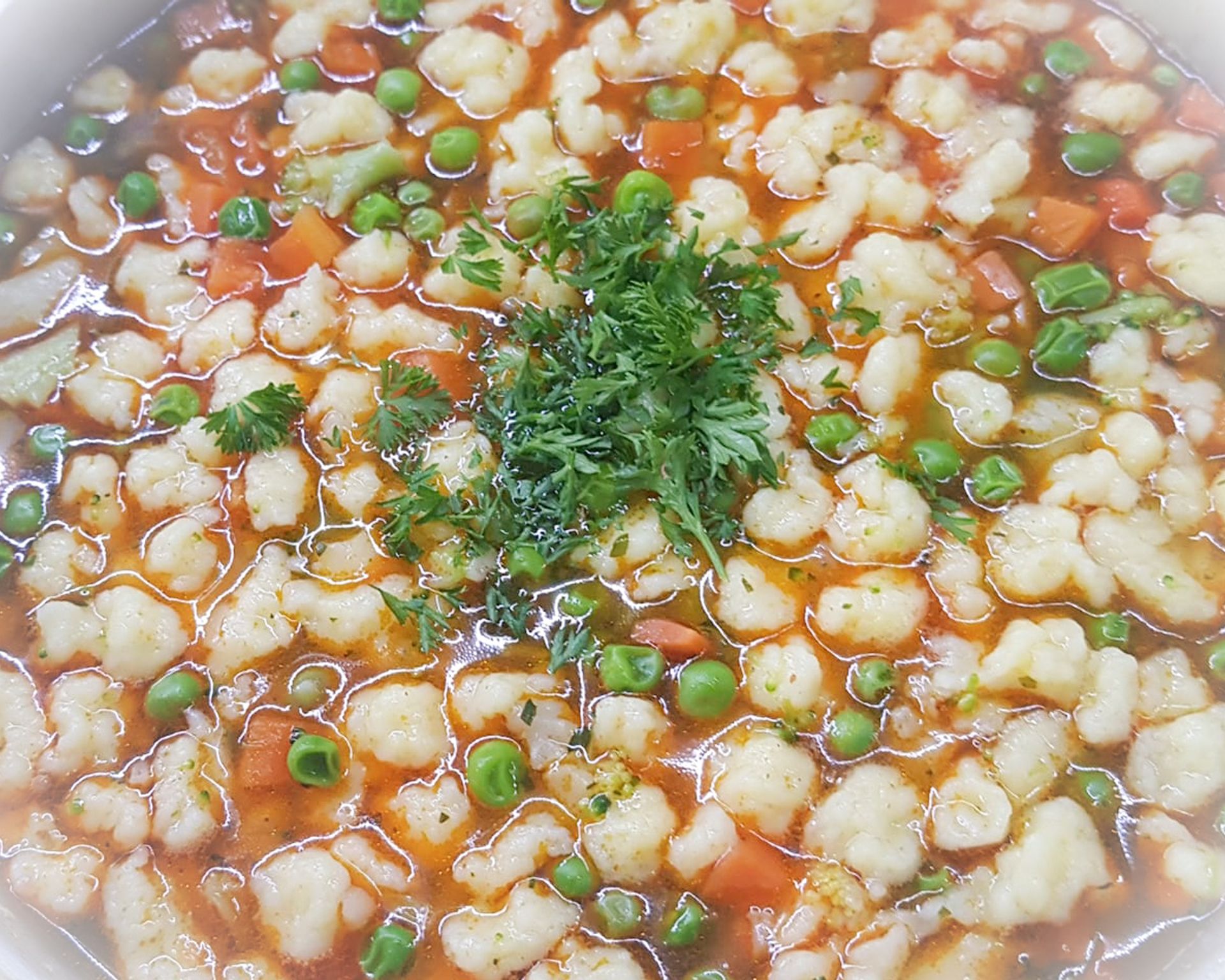 Recept na hráškovú polievku s mrkvou a krupicovými haluškami