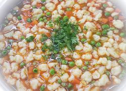 Recept na hráškovú polievku s mrkvou a krupicovými haluškami