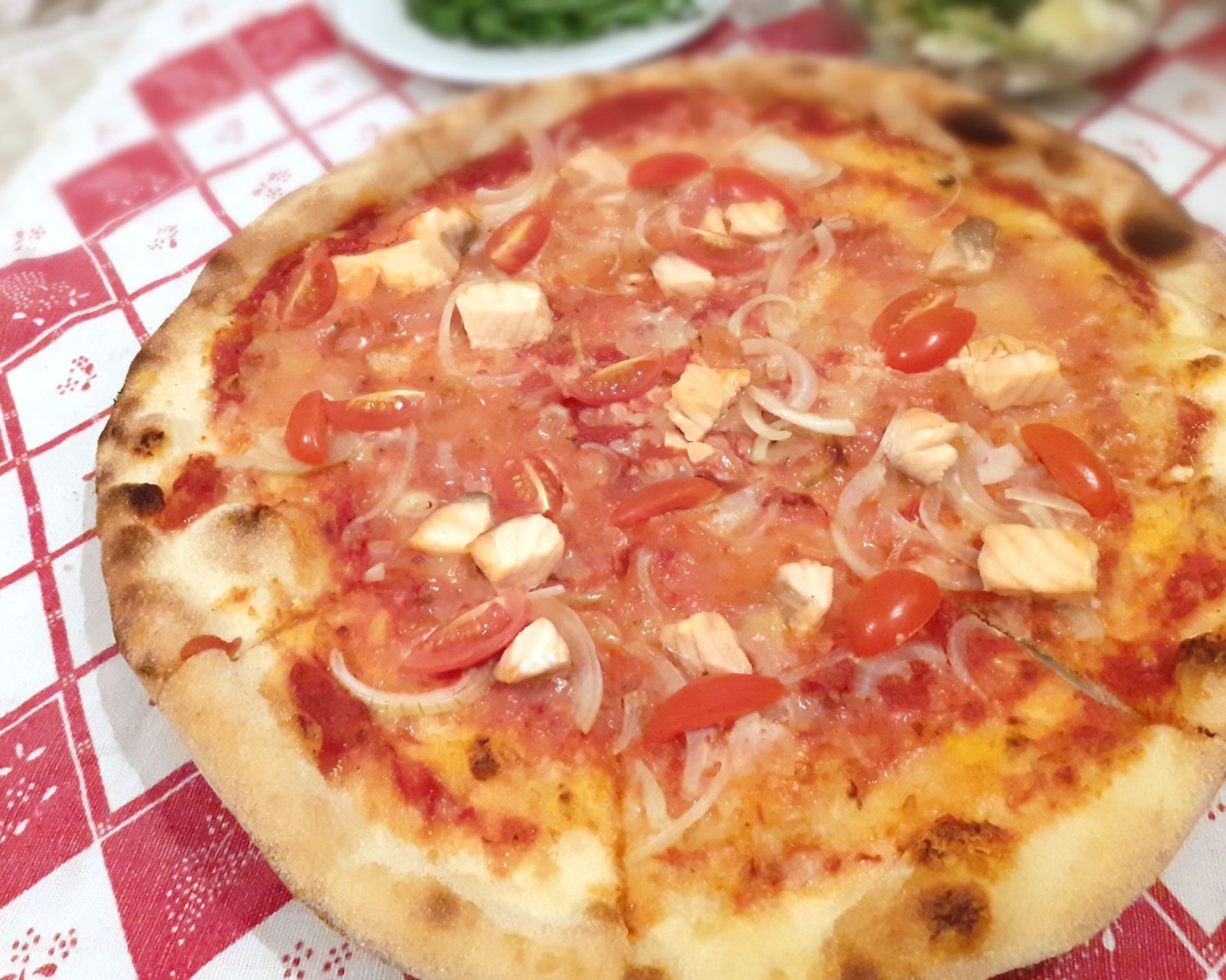 Pizza s tuniakom, cibuľa a cherry paradajky