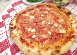 Pizza s tuniakom, cibuľa a cherry paradajky