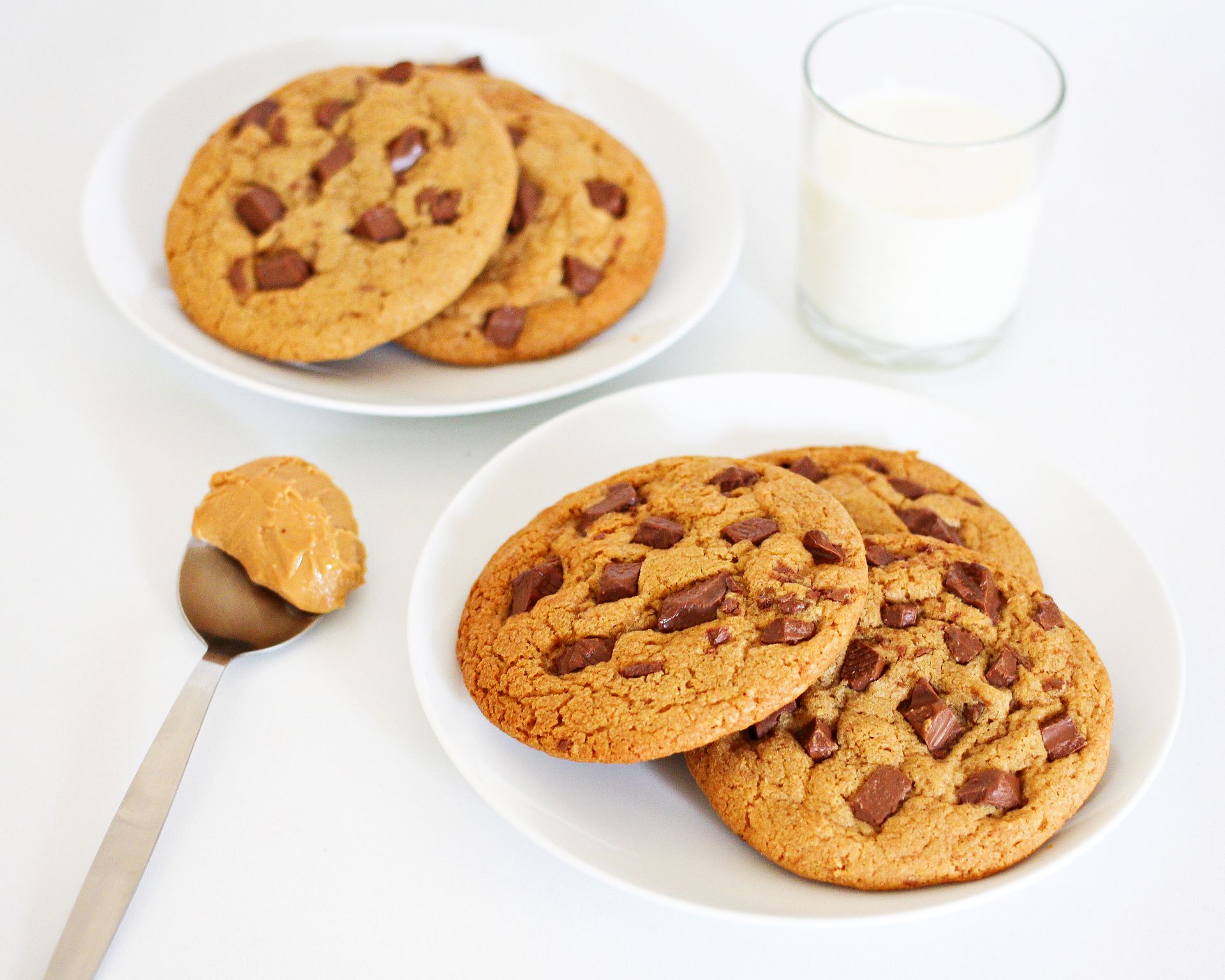 Čokoládové cookies v dvoch porciách. K tomu lyžička arašidového masla a pohár mlieka.