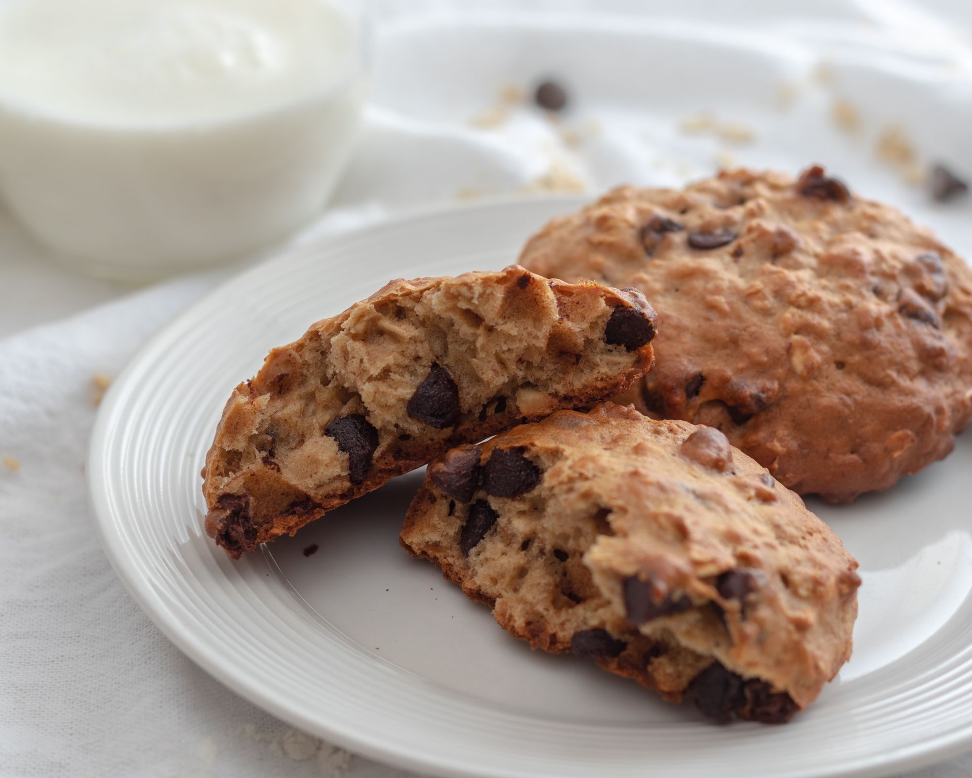 Banánové ovsené čokoládové sušienky, vegánske cookies s ovsenými vločkami na tanieri s mliekom