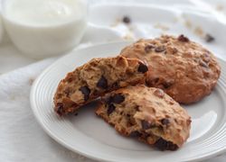 Banánové ovsené čokoládové sušienky, vegánske cookies s ovsenými vločkami na tanieri s mliekom