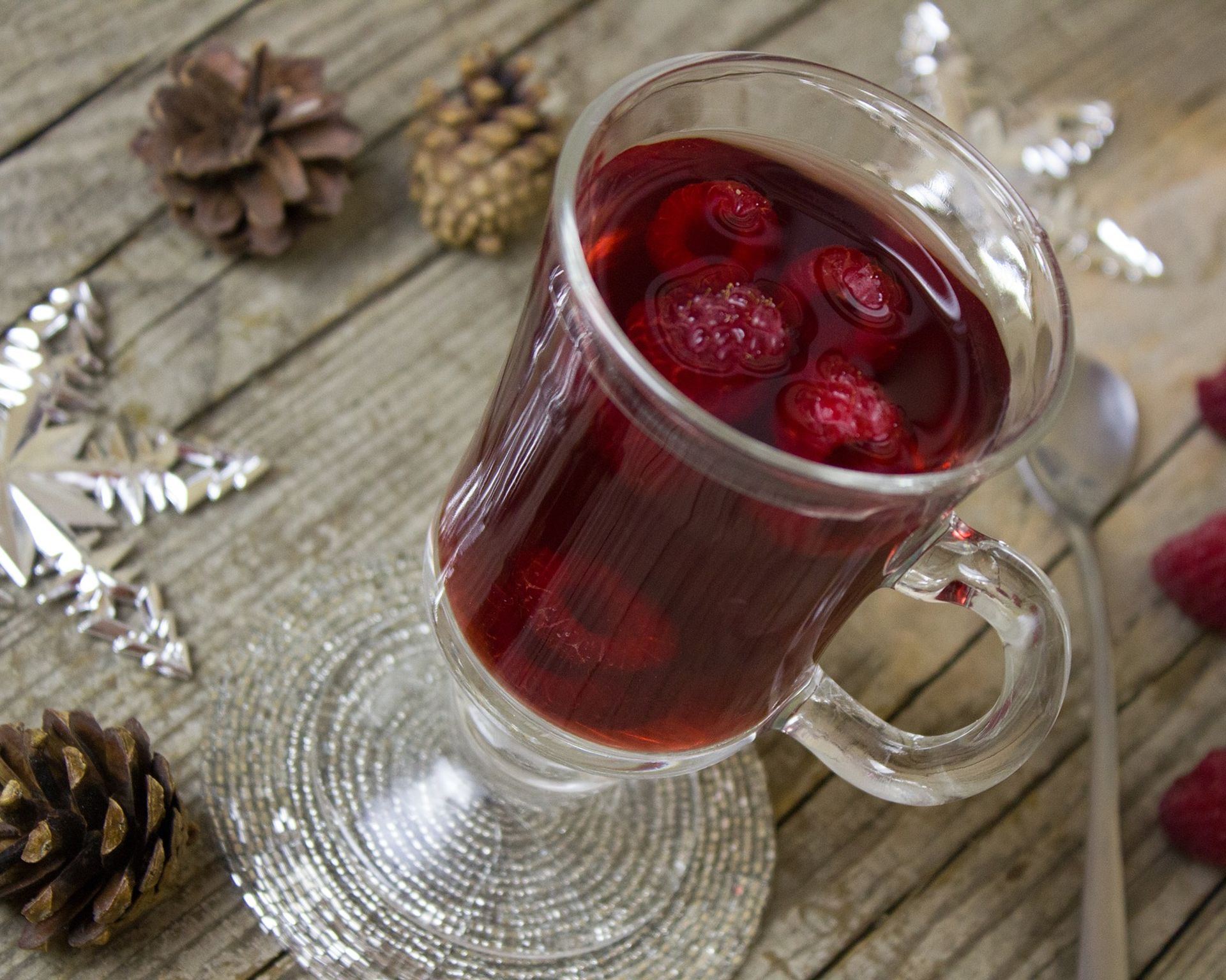 Recept na malinový punč s rumom, punč v sklenenej šálke na drevenom stole