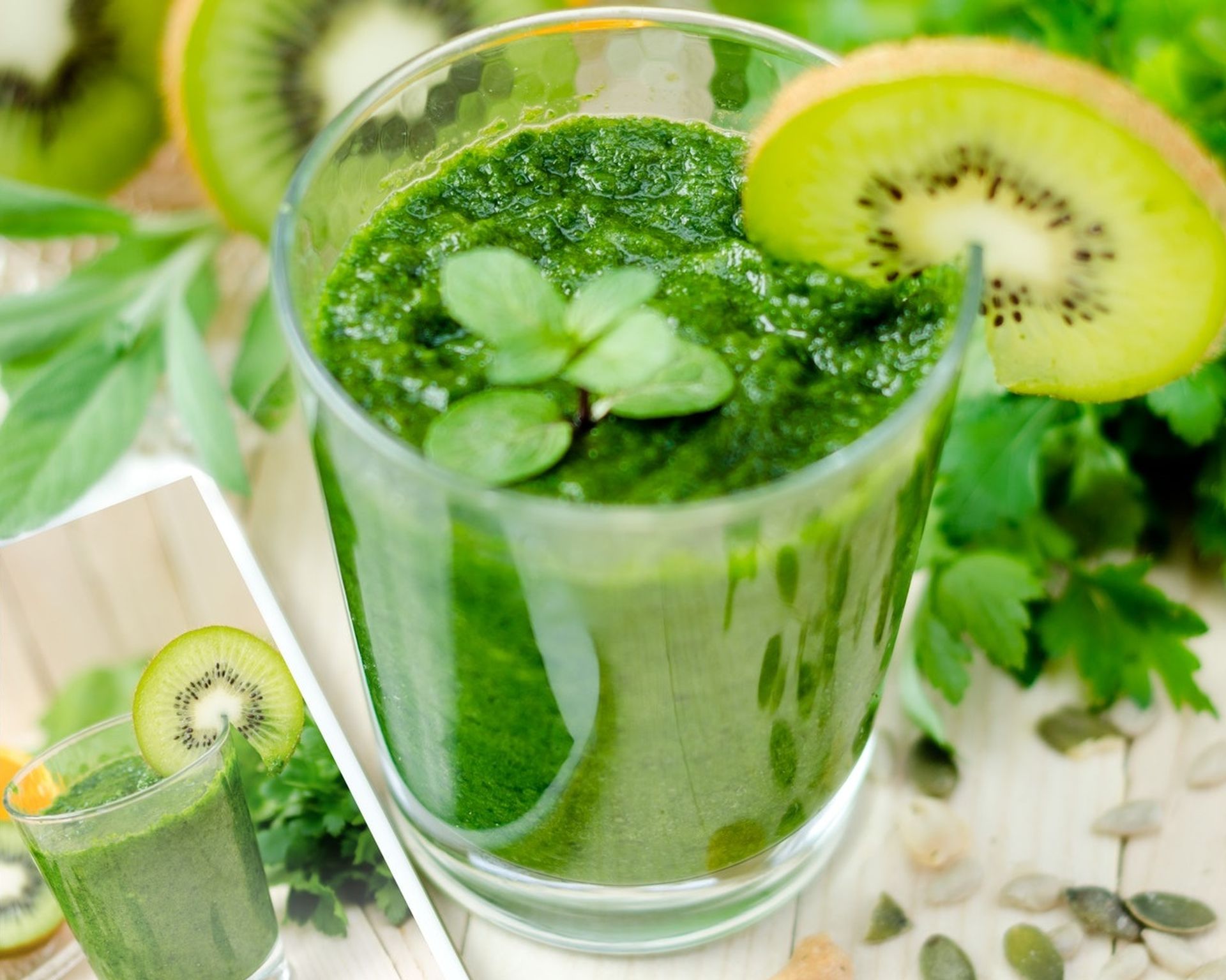 Zelený nápoj v pohári s kiwi