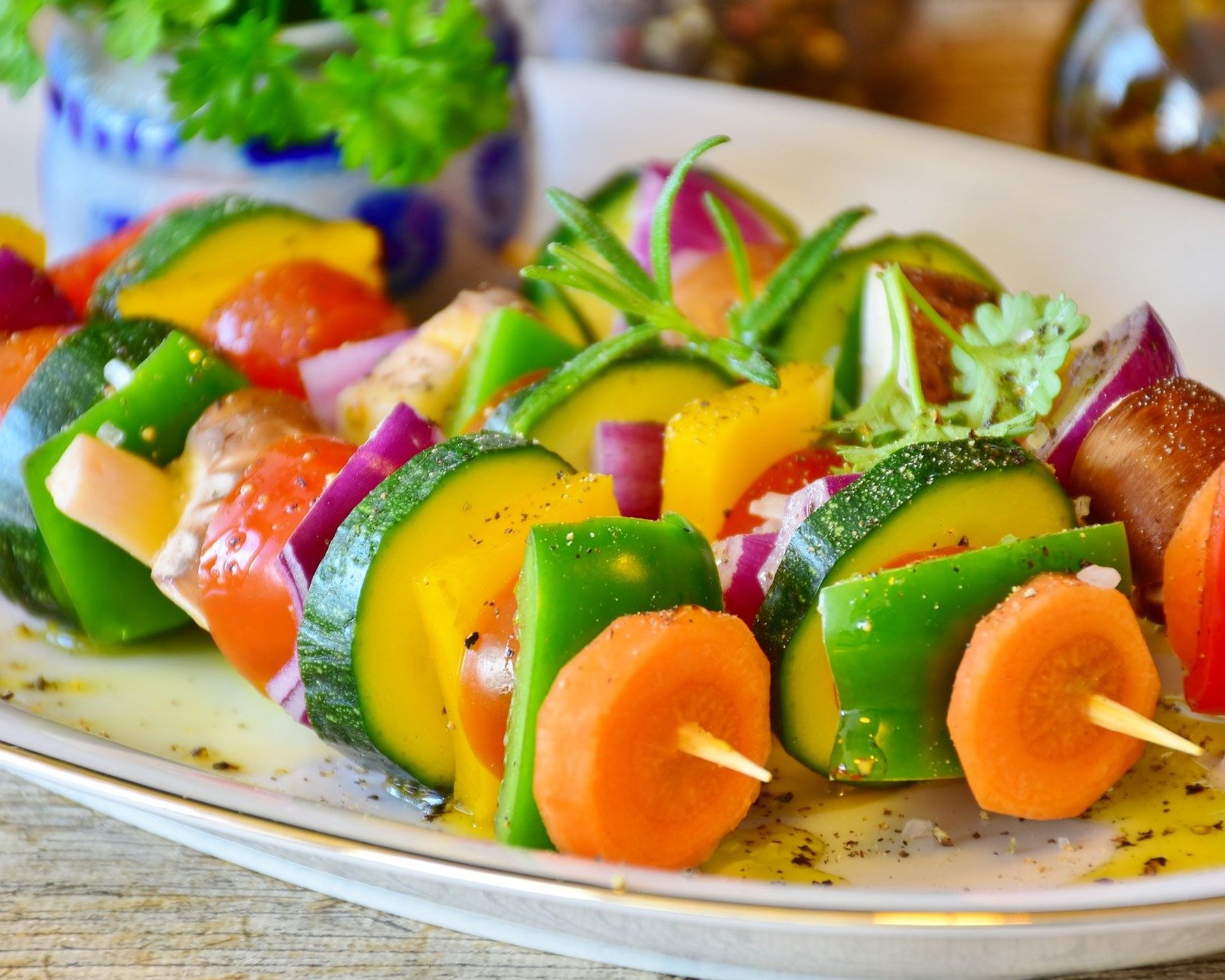 Recept na vegánsky špíz s mrkvou, červenou a žltou paprikou, cuketou a šampiňónmi