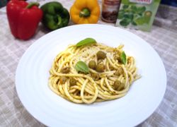 Dlhé tenké cestoviny podobné špagetám, olivy plnené paprikou, lístky bazalky v bielom hlbokom tanieri