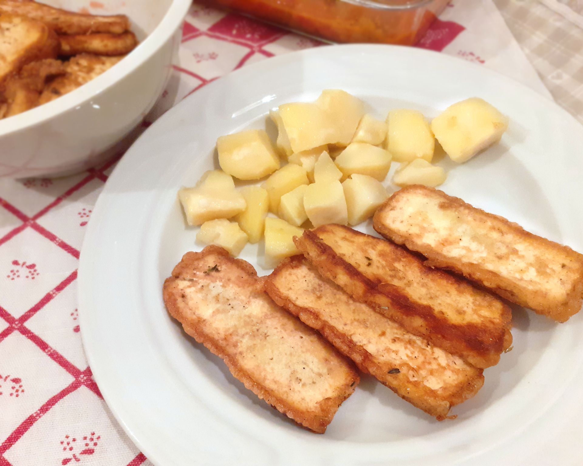 Syr tofu, cestíčko, varené zemiaky na tanieri, červeno-biela utierka