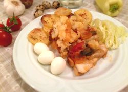 V rúre pečené rybie filety so zemiakovou kašou a zeleninou. Na tanieri ozdobené zeleninou a prepeličími vajciami.