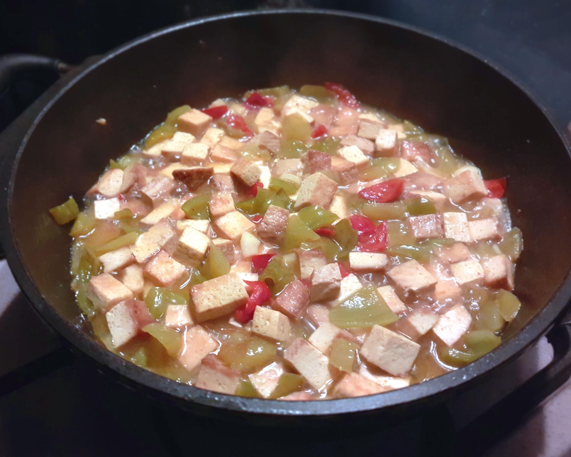 Dusená zelenina s červenou a zelenou paprikou, opražené tofu