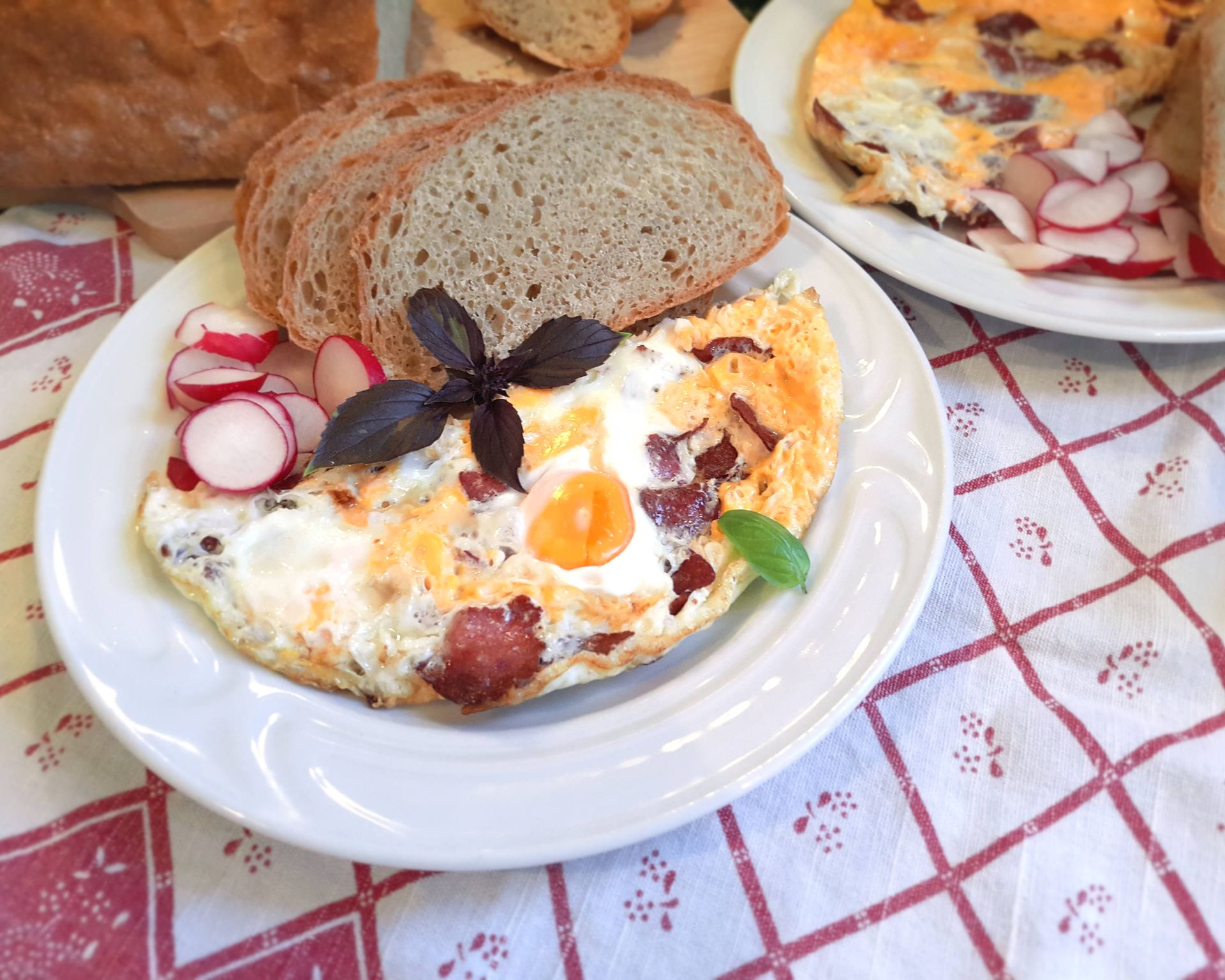 Vajíčka, saláma, reďkovky, čerstvá bazalka, chlebík čerstvý, fajné raňajky