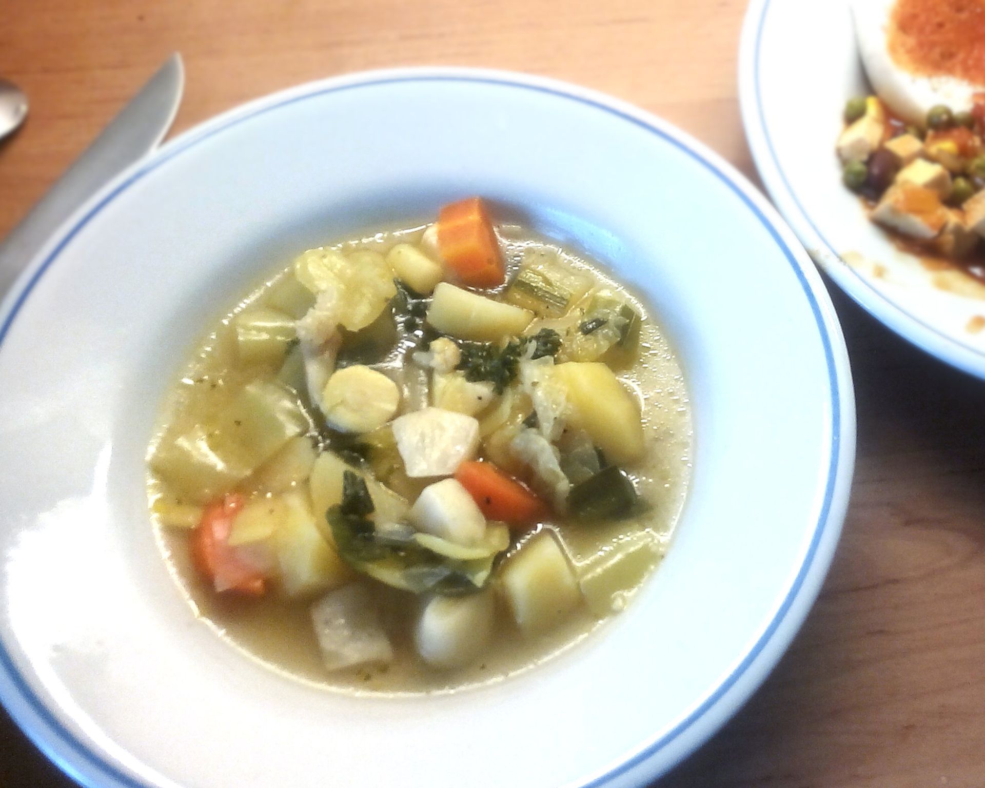 Typická slovenská polievka zo zemiakov, mrkvy, papriky, zeleru, póru a cesnaku v jednej porcii na tanieri.