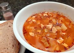 Miska červenej polievky so zemiakmi a krajcom chleba plus vegárky