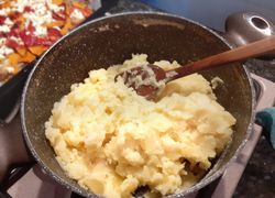 Podlávené zemiaky v hrnci na sporáku. Niekto tomu hovorí aj fučka, alebo pofučkané zemiaky. Pekne aj s vareškou.