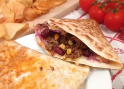 Pita-turecký chlieb plnený mäsovou plnkou s kukuricou, fazuľou a červenou kapustou