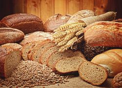 Chlieb nakrájaný na plátky aj v celku, pšenica aj semienka