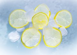 Plátky nakrájaných citrónov