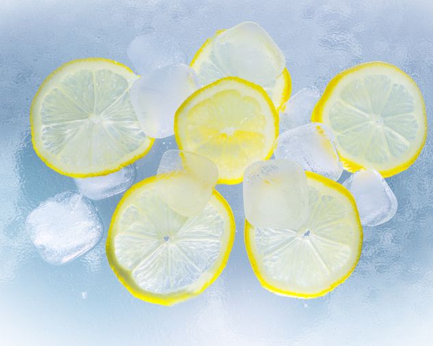 Plátky nakrájaných citrónov