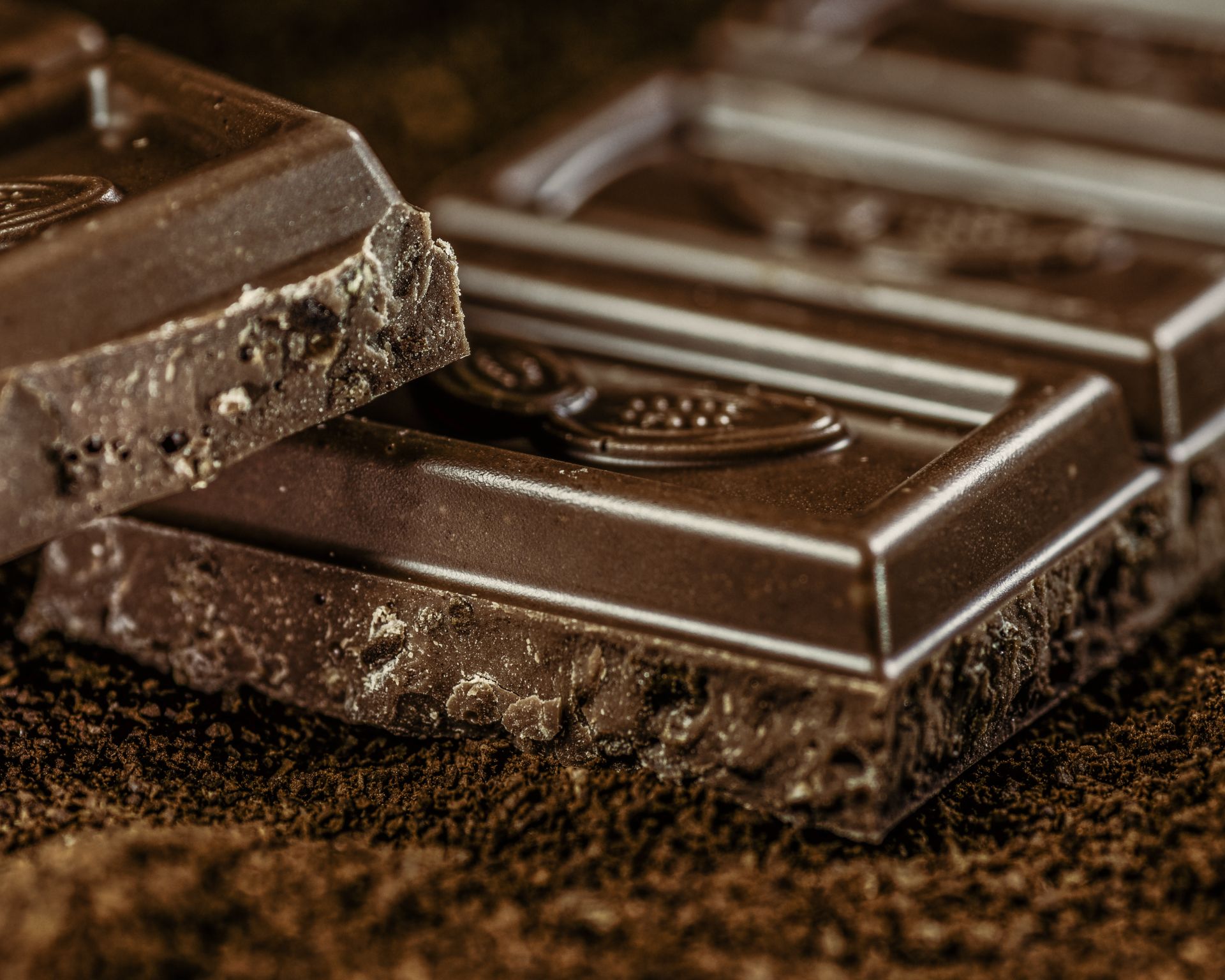Kocky tmavej čokolády na čokoládovom prášku