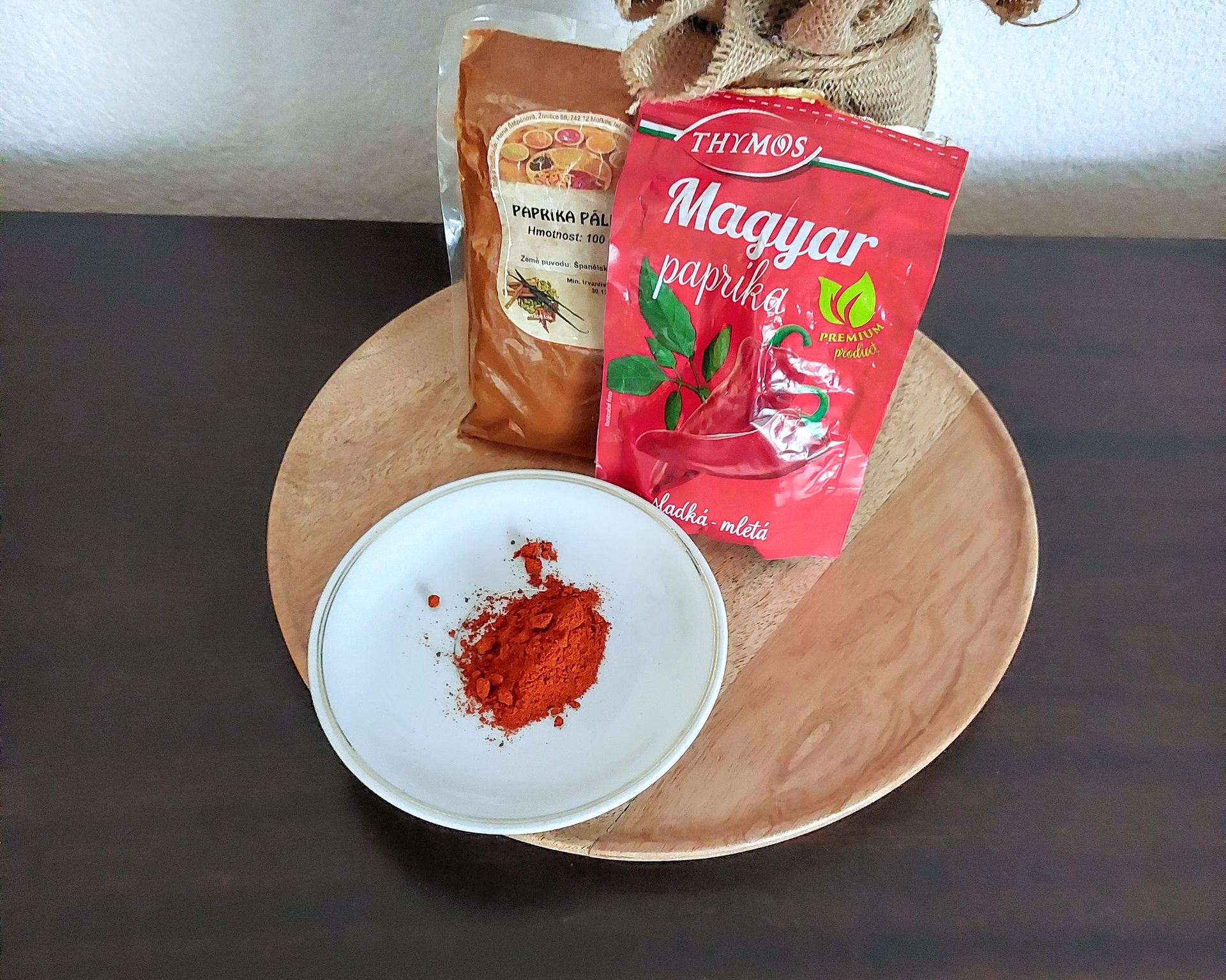 Mletá paprika na doske