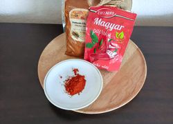 Mletá paprika na doske
