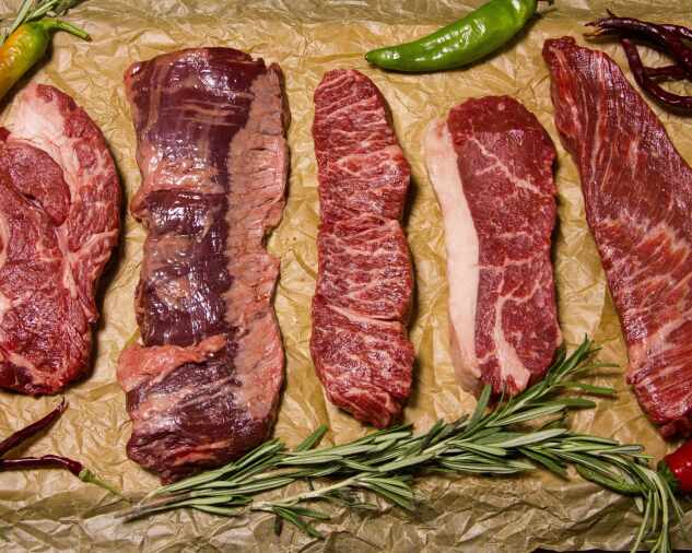 Jednotlivé pláty mäsa z kravy